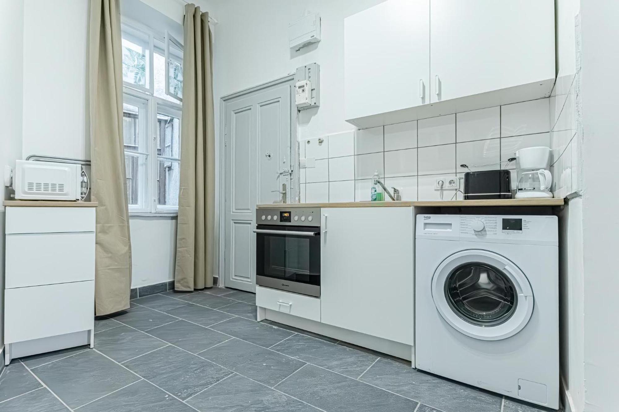 Lovely 1br In Prime Location Of *